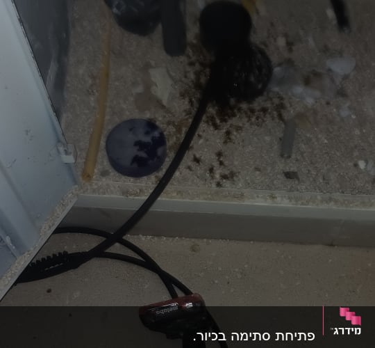 כלי עבודה וצינורות באזור תחזוקה
